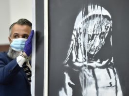 Seis personas inculpadas por el robo de una obra de Banksy en el Bataclan de París