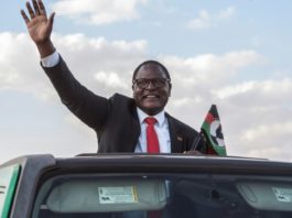 El jefe de la oposición de Malaui, elegido presidente, presta juramento