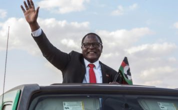 El jefe de la oposición de Malaui, elegido presidente, presta juramento