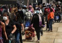 Menos estadounidenses hacia seguro de desempleo pero afloran las desigualdades