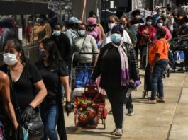 Menos estadounidenses hacia seguro de desempleo pero afloran las desigualdades