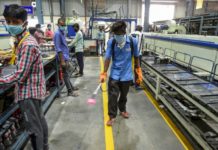 El éxodo de trabajadores migrantes por el virus hunde fábricas en India