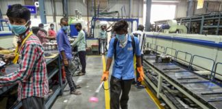 El éxodo de trabajadores migrantes por el virus hunde fábricas en India
