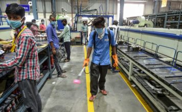 El éxodo de trabajadores migrantes por el virus hunde fábricas en India