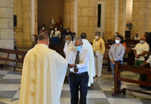 Arzobispo llama aprender a convivir con virus; ora por salud de Abinader