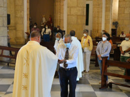 Arzobispo llama aprender a convivir con virus; ora por salud de Abinader