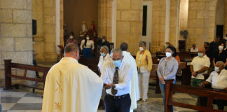 Arzobispo llama aprender a convivir con virus; ora por salud de Abinader