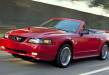 Un joven que limpió por cerca de 10 horas los destrozos de una protesta en EE.UU. es recompensado con un deportivo y una beca universitaria