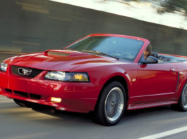 Un joven que limpió por cerca de 10 horas los destrozos de una protesta en EE.UU. es recompensado con un deportivo y una beca universitaria