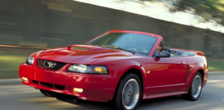 Un joven que limpió por cerca de 10 horas los destrozos de una protesta en EE.UU. es recompensado con un deportivo y una beca universitaria