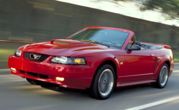 Un joven que limpió por cerca de 10 horas los destrozos de una protesta en EE.UU. es recompensado con un deportivo y una beca universitaria