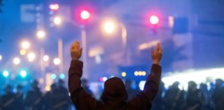 Jefa de la policía de Atlanta renuncia tras muerte de un hombre negro durante su arresto