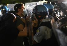 Disturbios y choques con la policía en otra jornada de protestas contra el racismo en EEUU