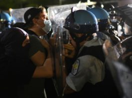 Disturbios y choques con la policía en otra jornada de protestas contra el racismo en EEUU