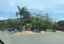 Grupo de jóvenes intenta protestar frente a la Junta y Ejército lo impide