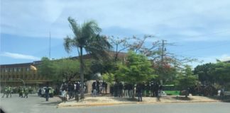 Grupo de jóvenes intenta protestar frente a la Junta y Ejército lo impide