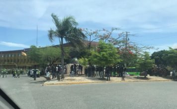 Grupo de jóvenes intenta protestar frente a la Junta y Ejército lo impide