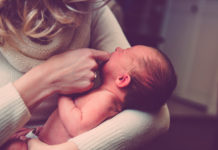 Una mujer da a luz un par de gemelos con 10 años de diferencia