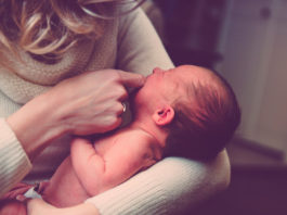 Una mujer da a luz un par de gemelos con 10 años de diferencia
