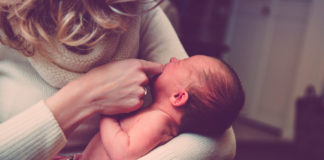 Una mujer da a luz un par de gemelos con 10 años de diferencia
