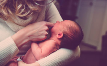 Una mujer da a luz un par de gemelos con 10 años de diferencia