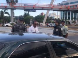 Periodista denuncia amenaza de un policía luego de grabar momento de detención de presunto hermano de ministro Salud