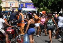 Moradores de sectores capitalinos se amontonan para llenar tanques de gas de candidato presidencial