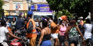 Moradores de sectores capitalinos se amontonan para llenar tanques de gas de candidato presidencial