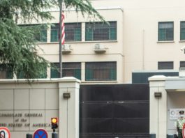 China responde a Washington y cierra un consulado estadounidense