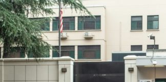 China responde a Washington y cierra un consulado estadounidense