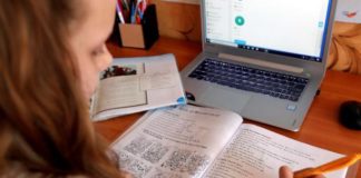Padres se quejan ante anuncio de que educación seguirá virtual