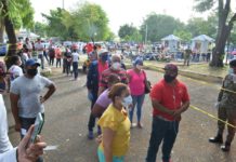 Personas se aglomeran frente a Hospital Estrella Ureña en busca de una prueba del COVID-19