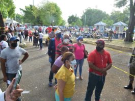 Personas se aglomeran frente a Hospital Estrella Ureña en busca de una prueba del COVID-19