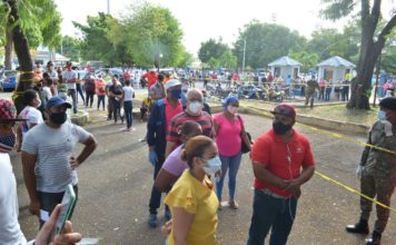 Personas se aglomeran frente a Hospital Estrella Ureña en busca de una prueba del COVID-19