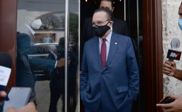 Luis Abinader sostiene reunión con gobernador del Banco Central