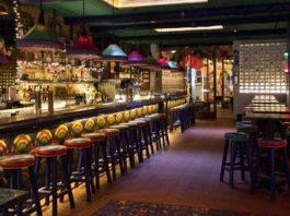 Nueva York pospone indefinidamente vuelta al interior de bares y restaurantes