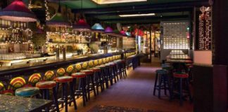 Nueva York pospone indefinidamente vuelta al interior de bares y restaurantes