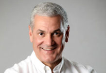 Gonzalo Castillo ejerce su derecho al voto en el colegio Quisqueya