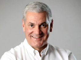 Gonzalo Castillo ejerce su derecho al voto en el colegio Quisqueya