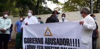 CMD realiza manifestación frente al SNS en demanda pago salario julio a médicos