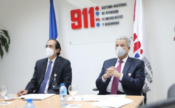 Gustavo Montalvo muestra el Sistema 911 al ministro de la Presidencia designado, Lisandro Macarrulla