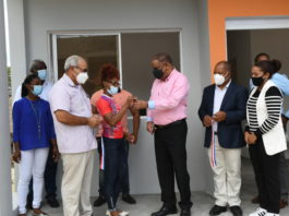 Danilo Díaz entrega viviendas a medallistas Beatriz Pirón y Santa Cotes en SPM