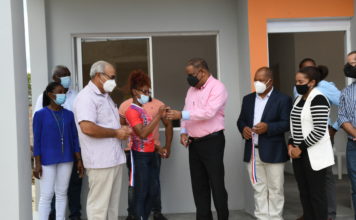 Danilo Díaz entrega viviendas a medallistas Beatriz Pirón y Santa Cotes en SPM