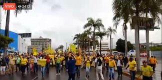 Concentración de personas en la Churchill en reclamo del 30% AFP