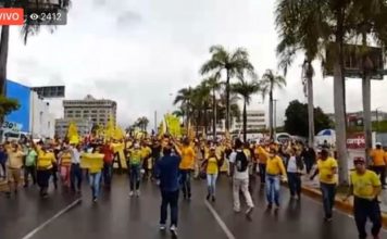 Concentración de personas en la Churchill en reclamo del 30% AFP