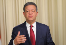 Leonel Fernández acude a ejercer el voto en Villa Juana