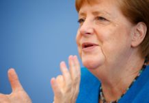 Cinco años después, Merkel defiende con fuerza su política migratoria