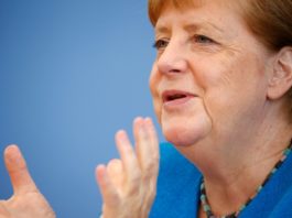 Cinco años después, Merkel defiende con fuerza su política migratoria