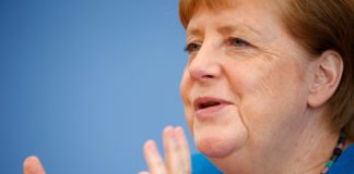 Cinco años después, Merkel defiende con fuerza su política migratoria