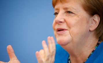 Cinco años después, Merkel defiende con fuerza su política migratoria